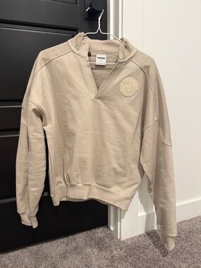 Gymshark Beige V-Neck Pullover Sweater